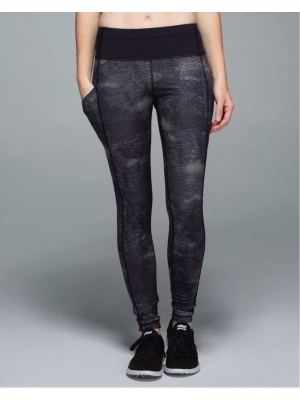 Lululemon Speed Tight II Leggings Size 8 Black Grey Snake w side stash pockets.